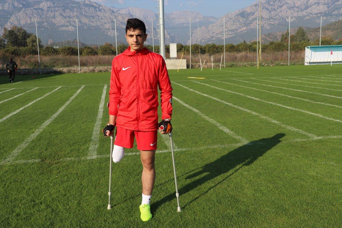 Ampute Futbol Milli Takımı oyuncusu azmiyle göz dolduruyor