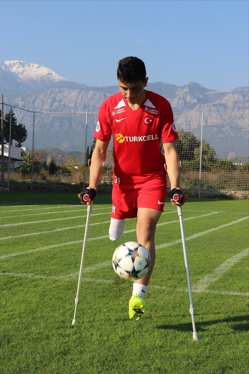 Ampute Futbol Milli Takımı oyuncusu azmiyle göz dolduruyor
