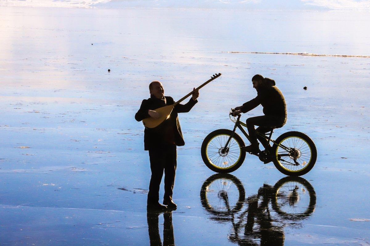 Donan Çıldır Gölü’nde saz çalıp türkü söyledi