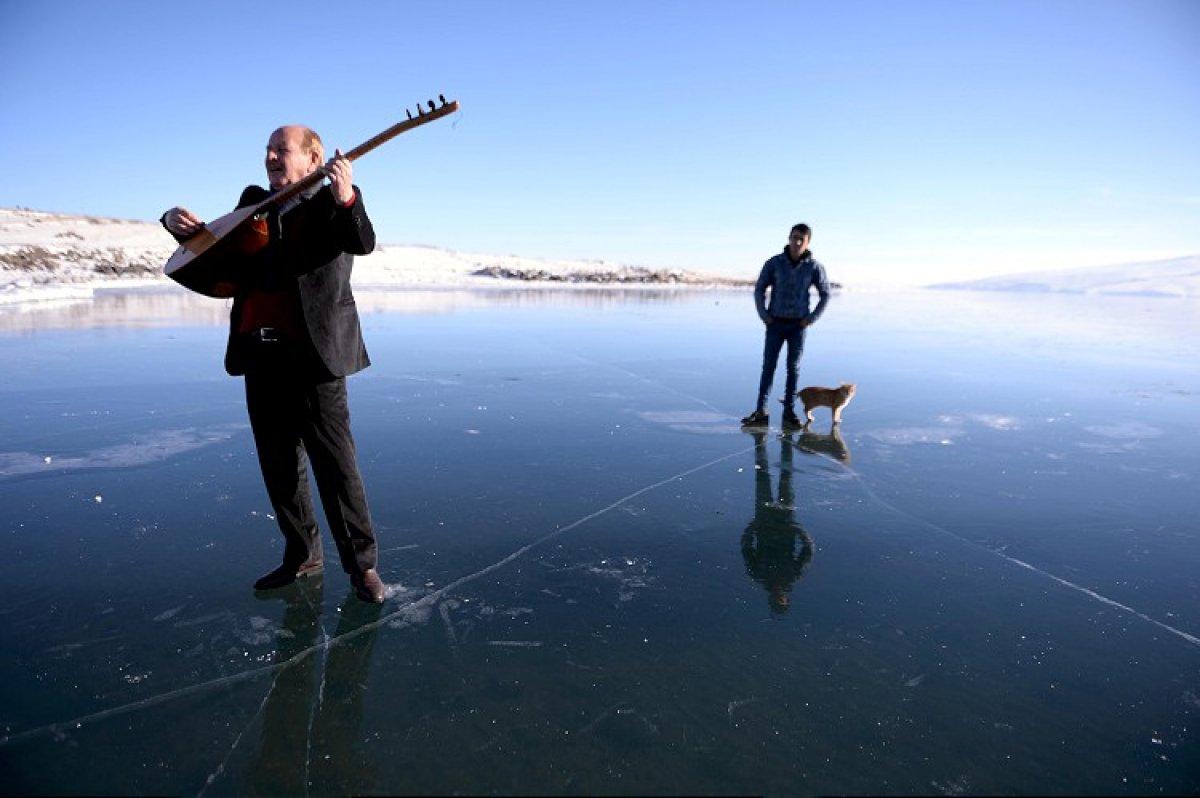 Ardahanlı ozandan buz tutmuş Çıldır Gölü'nde mini konser