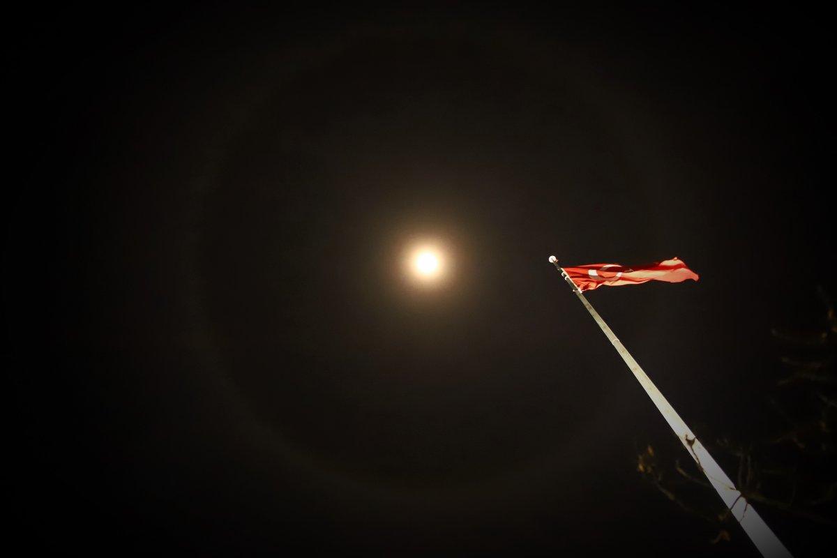 Elazığ'daki 'Ay halesi' vatandaşları heyecanlandırdı