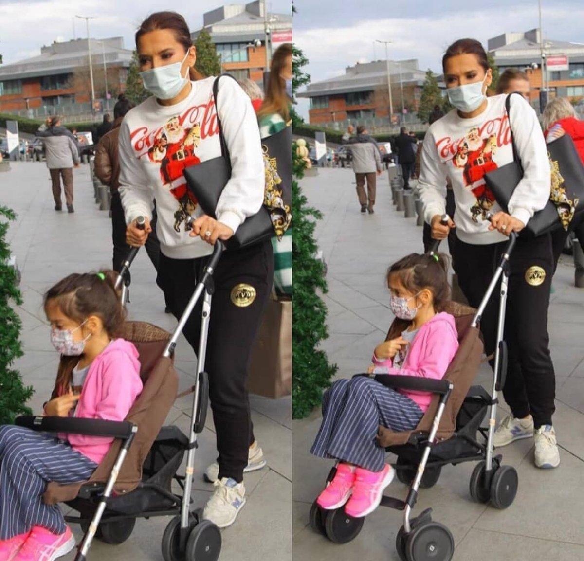 Demet Akalın, kızı Hira'yı hala bebek arabasıyla dolaştırıyor