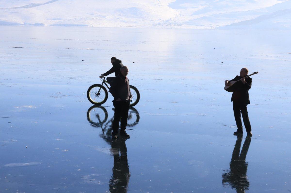 Donan Çıldır Gölü’nde saz çalıp türkü söyledi