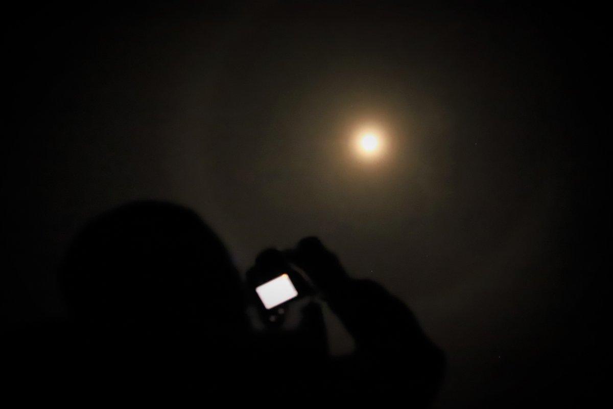 Elazığ'daki 'Ay halesi' vatandaşları heyecanlandırdı