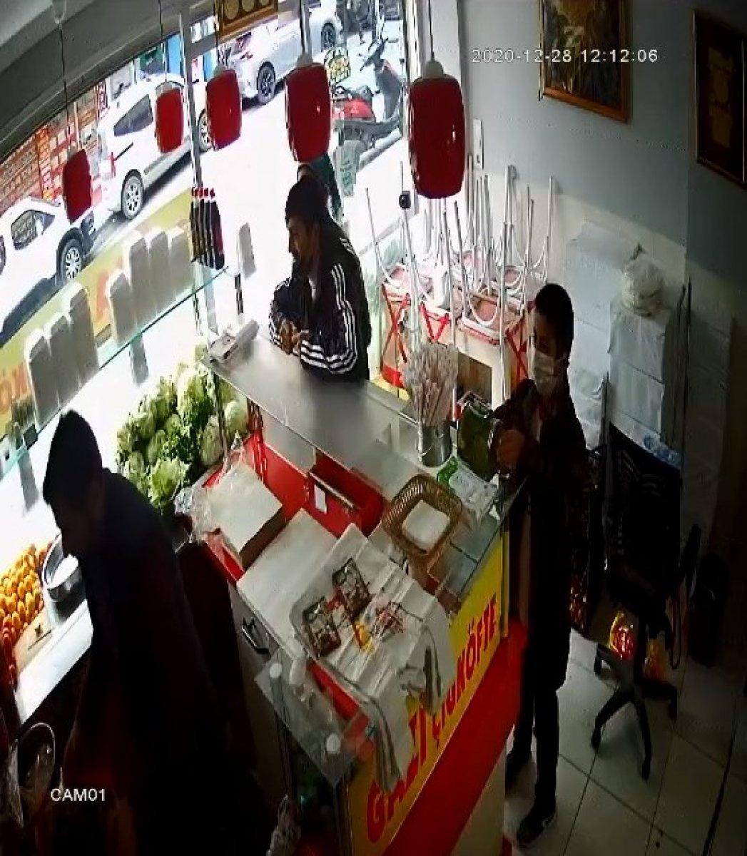 Sultangazi'de oğullarına hırsızlık yaptıran çift polisi harekete geçirdi