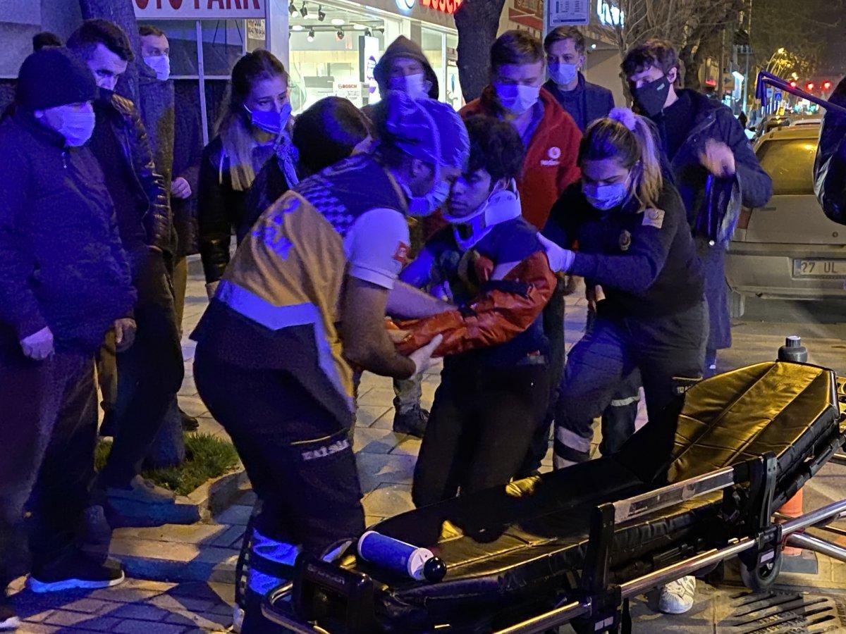 Sakarya'da önündeki aracı sollamaya çalışırken kağıt toplayan çocuğa çarptı