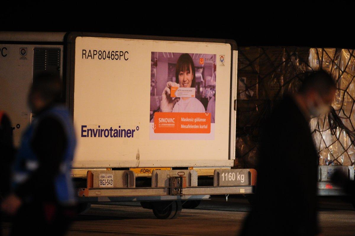 Çin'den getirilen aşılar depolara taşındı