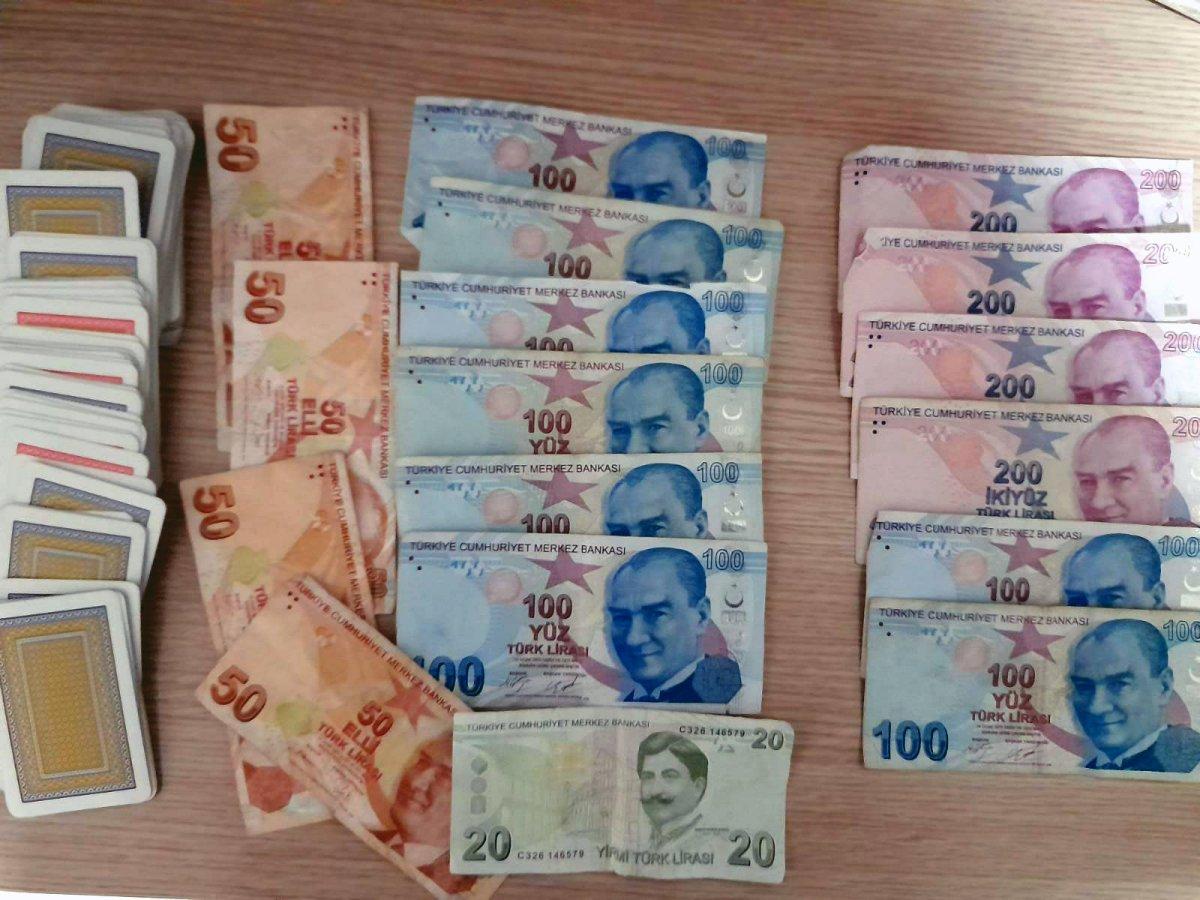 Adana’da kumar baskını: Camdan atlayarak kaçmaya çalıştılar