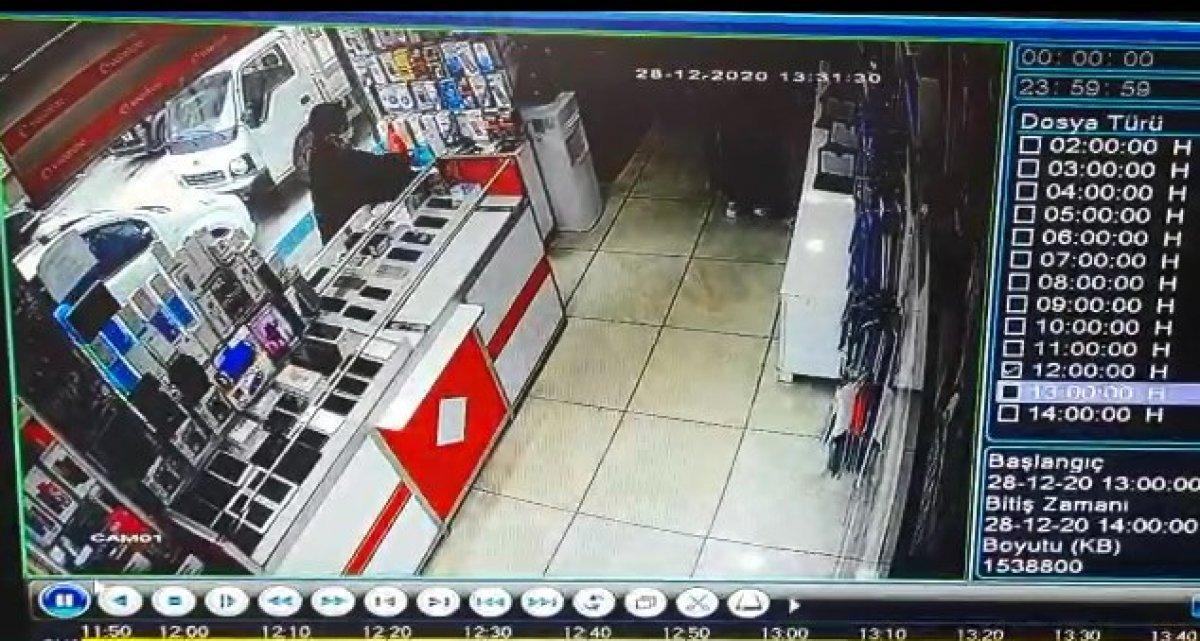 Sultangazi'de oğullarına hırsızlık yaptıran çift polisi harekete geçirdi