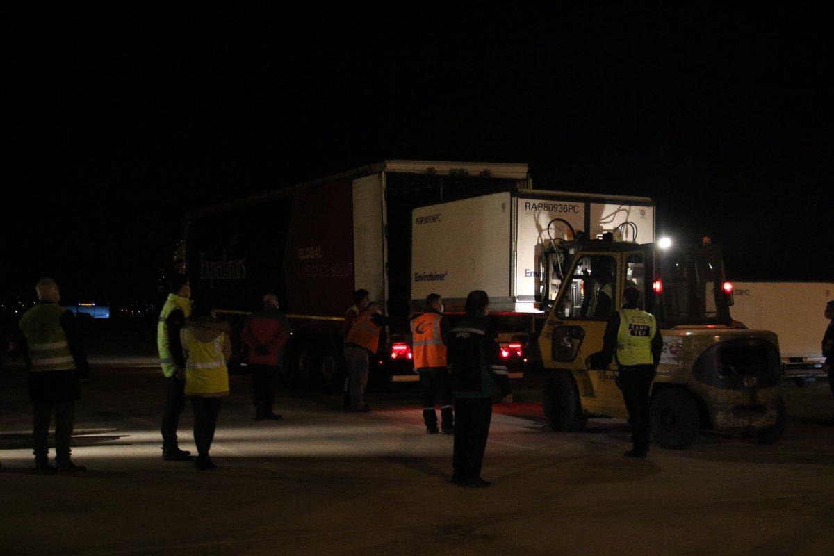 Çin'den getirilen aşılar depolara taşındı