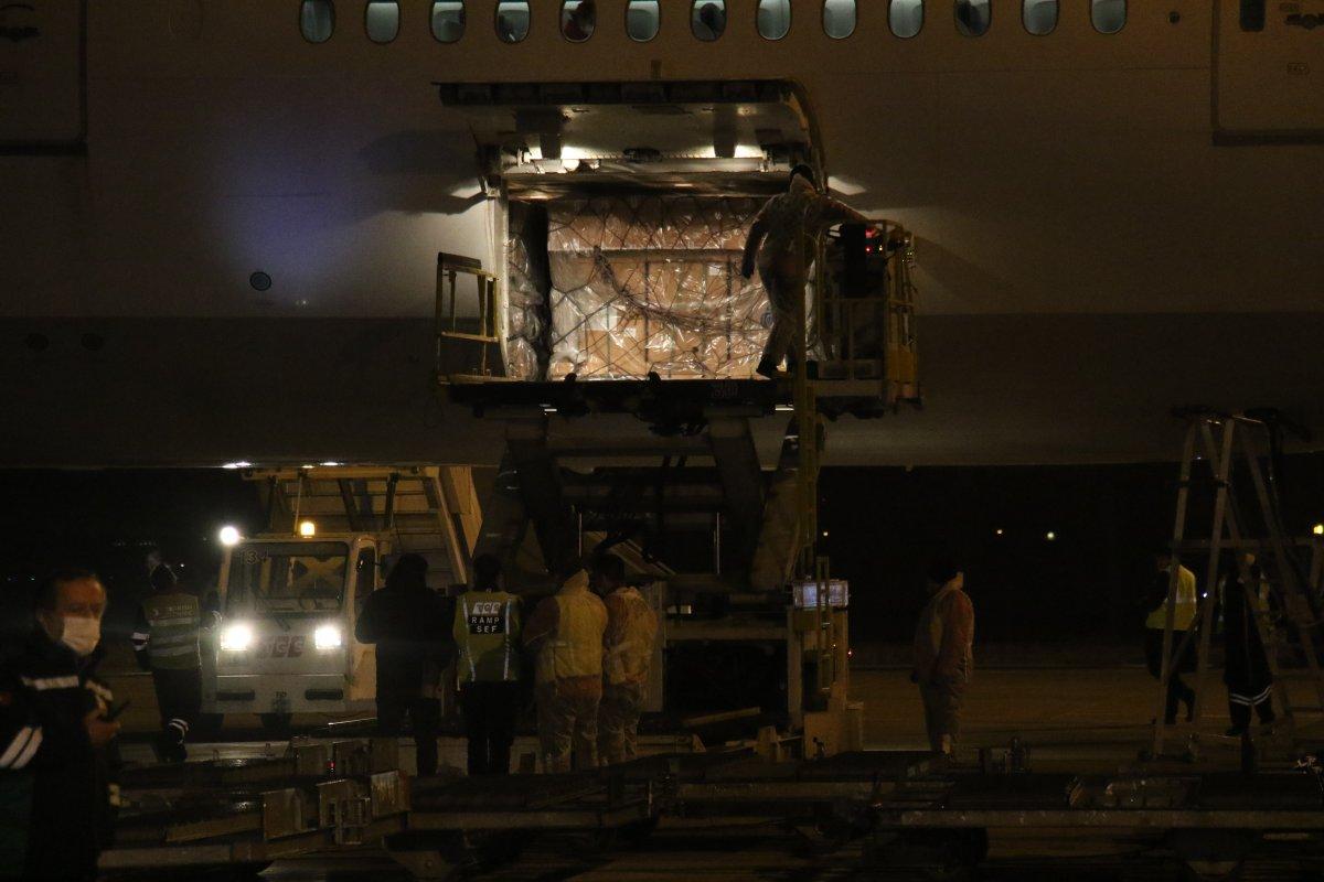 Çin'den sipariş edilen koronavirüs aşılarını taşıyan uçak iniş yaptı