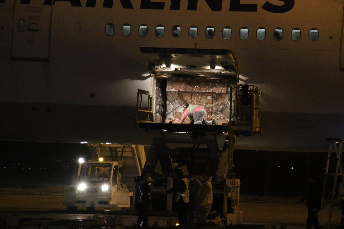 Çin'den sipariş edilen koronavirüs aşılarını taşıyan uçak iniş yaptı