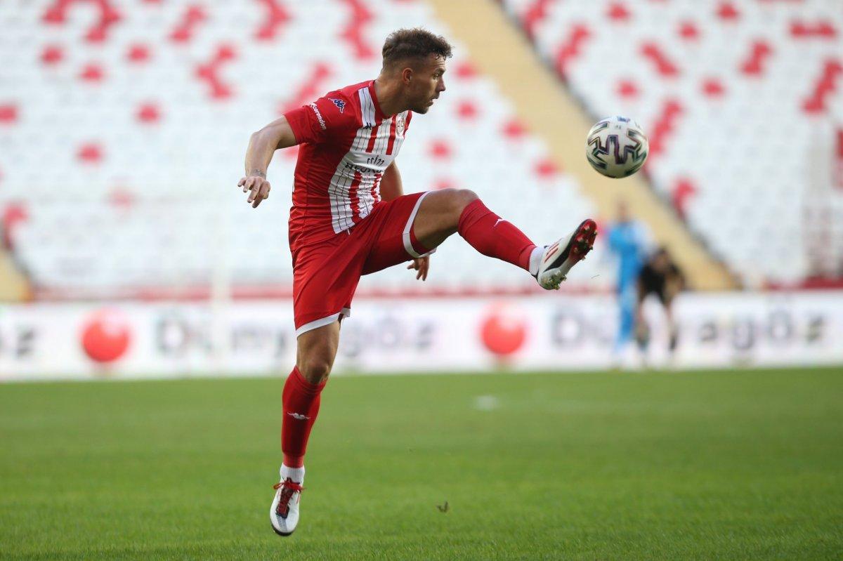 Podolski: Antalya halkından özür diliyorum