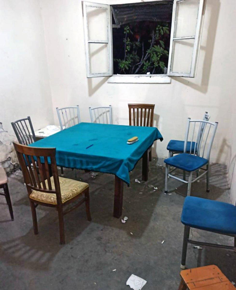 Adana’da kumar baskını: Camdan atlayarak kaçmaya çalıştılar