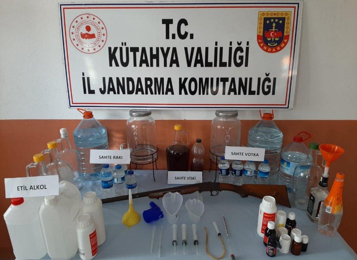 Kütahya’da hazırladığı sahte içkileri pazarda satarken yakalandı