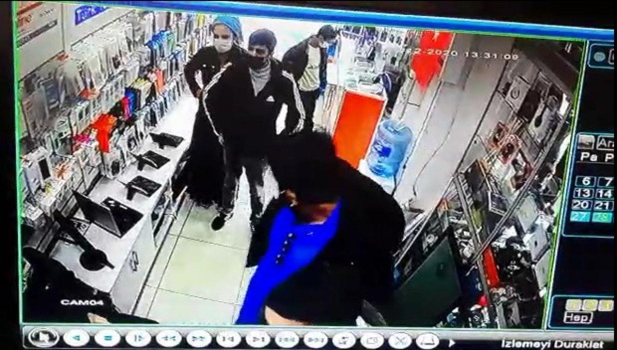 Sultangazi'de oğullarına hırsızlık yaptıran çift polisi harekete geçirdi