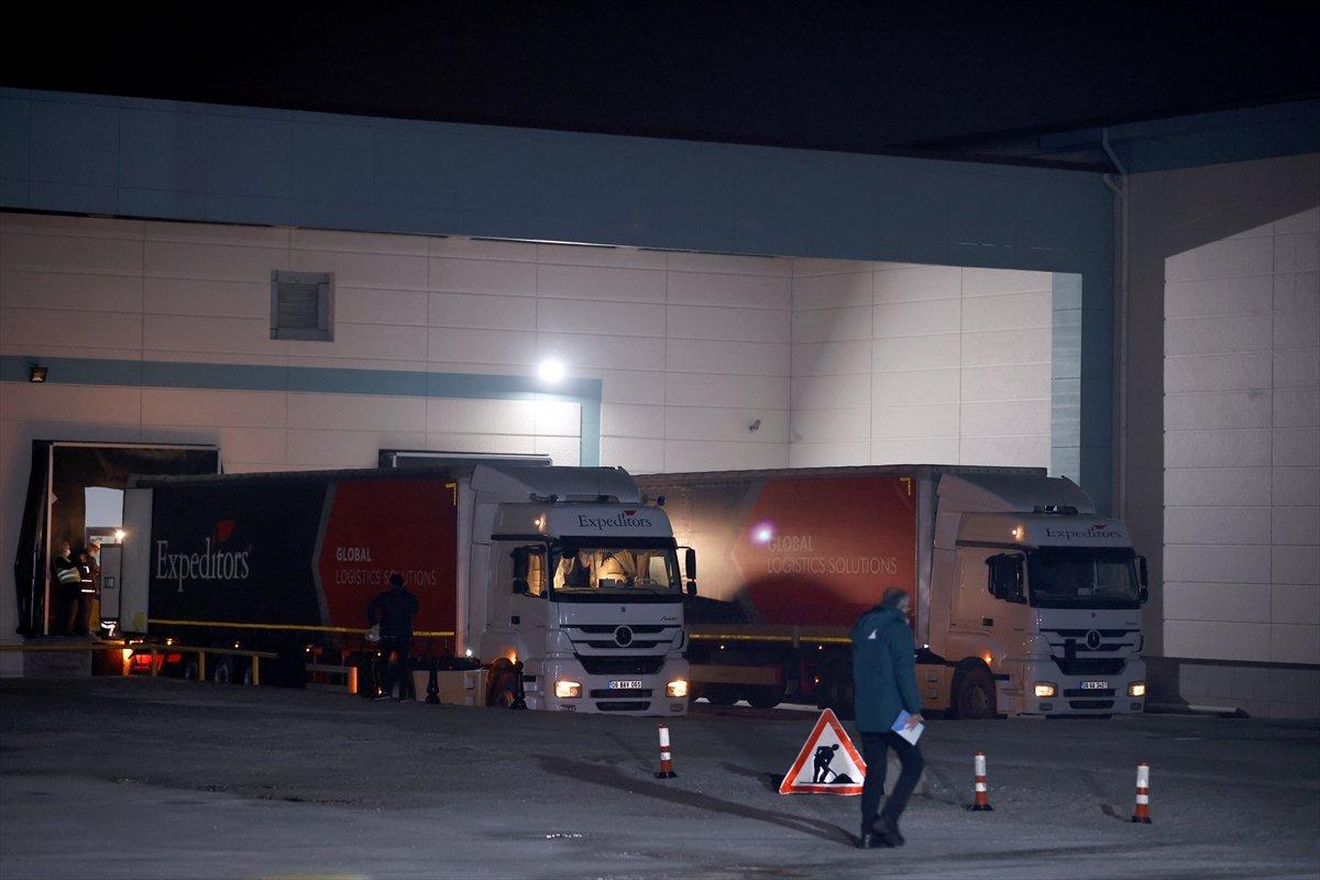 Çin'den getirilen aşılar depolara taşındı