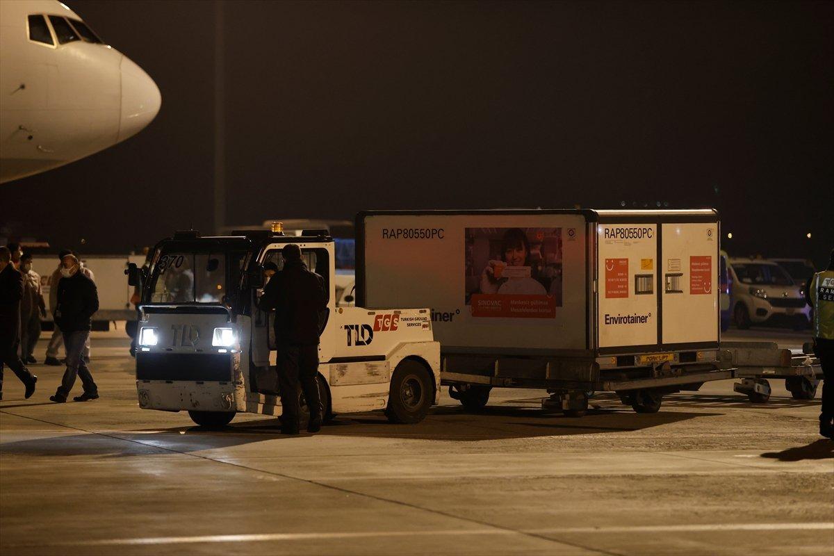 Çin'den sipariş edilen koronavirüs aşılarını taşıyan uçak iniş yaptı
