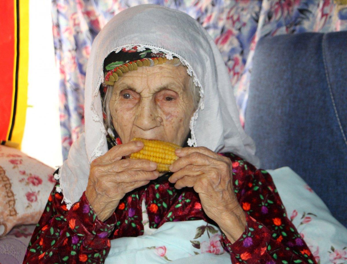Isparta'da yaşayan 101 yaşındaki Emine Aksoy, koronayı yendi