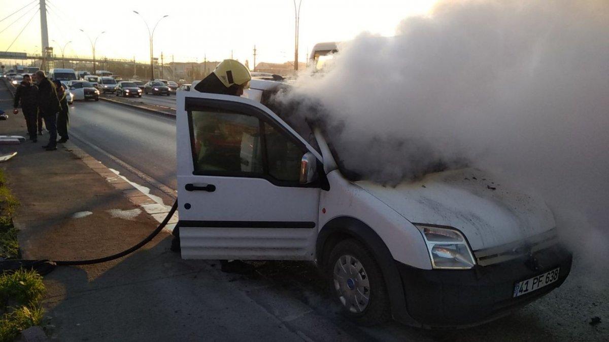 Kocaeli'de yaşlı çiftin ısınmak için klimasını açtıkları araç yandı