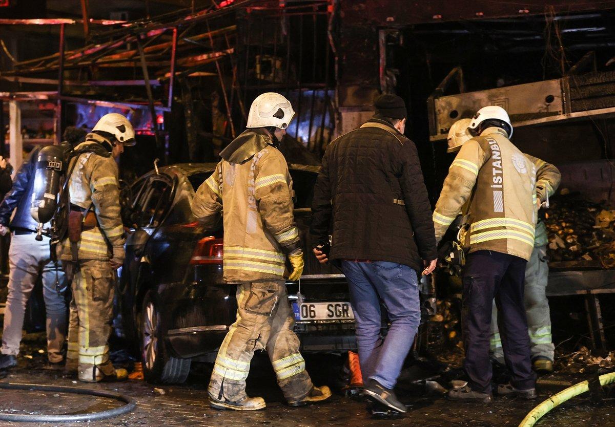 Bahçelievler'de drift yapan otomobil markete girdi