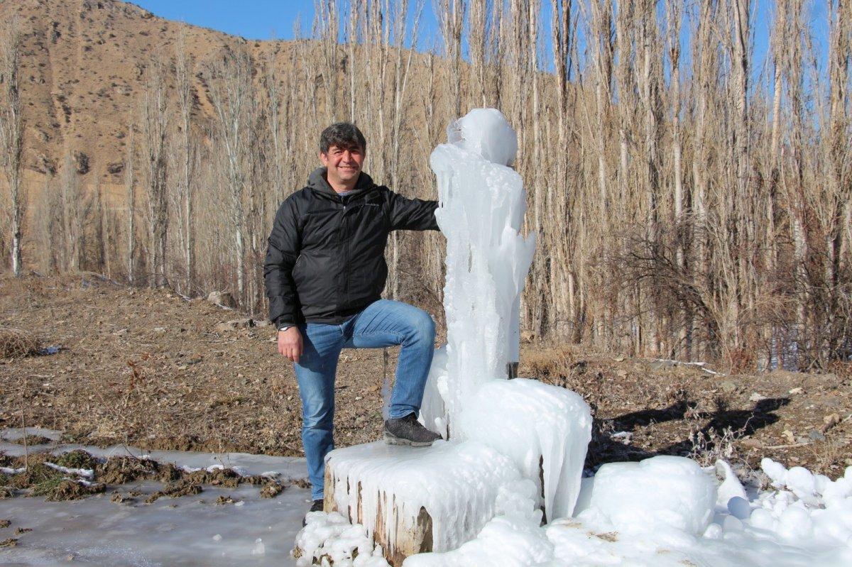 Erzurum'daki çeşmede buzdan heykel oluştu