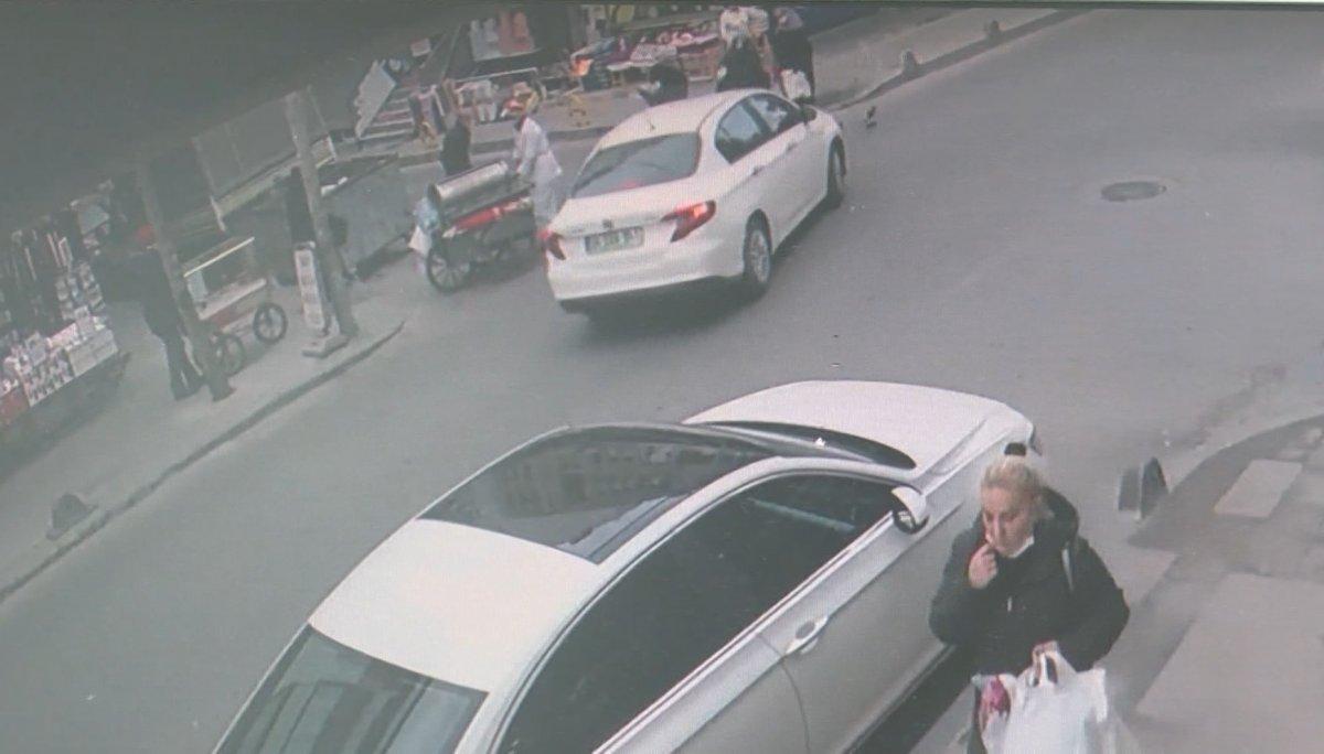 Küçükçekmece'de motosikletli önce otomobile sonra kadına çarptı