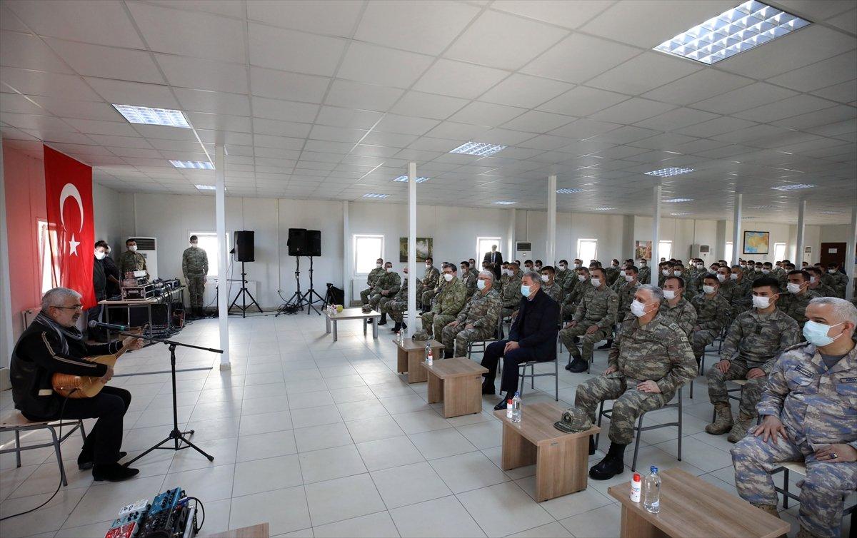 Hulusi Akar ve TSK komuta kademesi sınır hattında