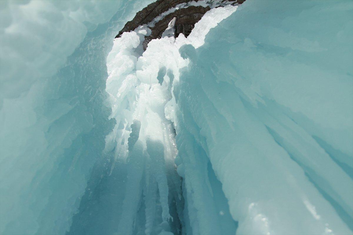 Van'da su deposu dondu