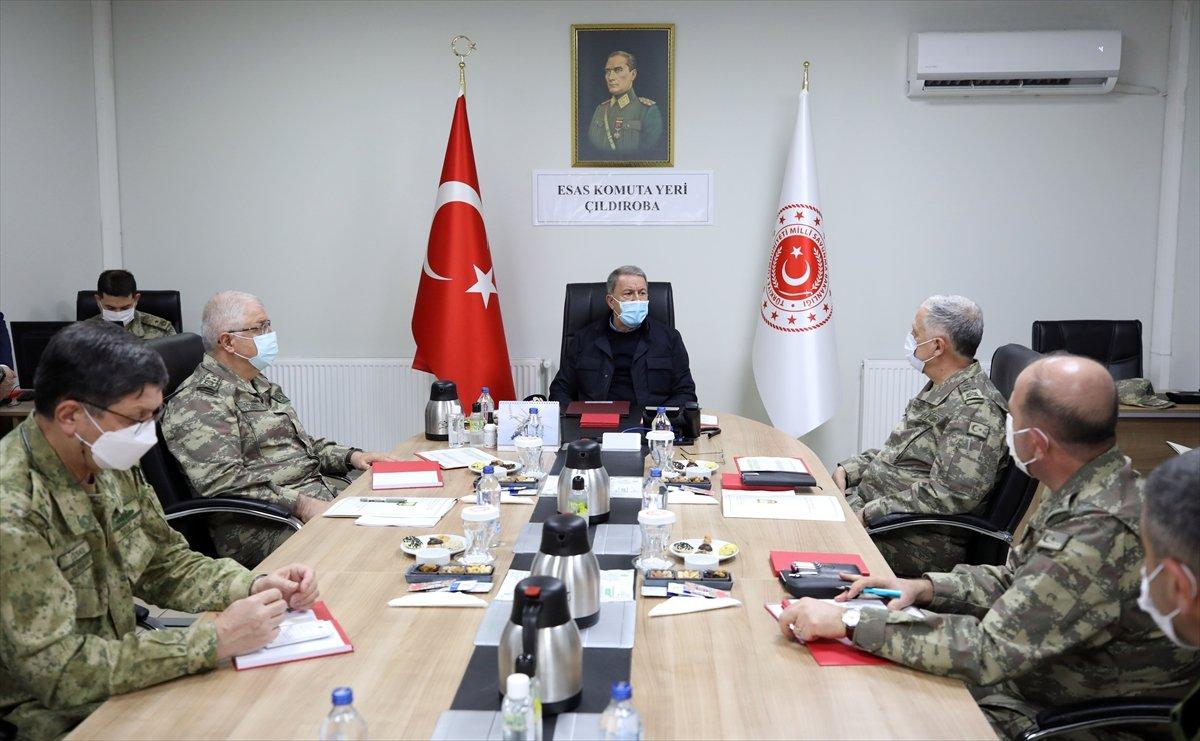 Hulusi Akar ve TSK komuta kademesi sınır hattında