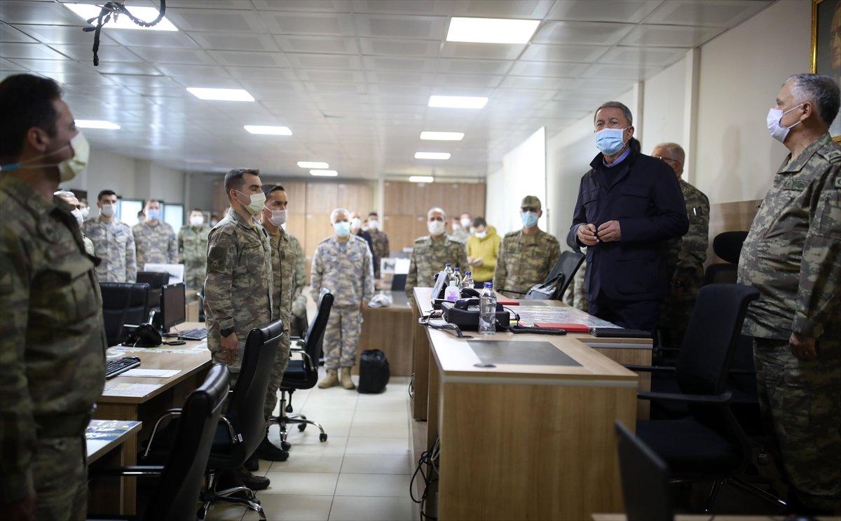 Hulusi Akar ve TSK komuta kademesi sınır hattında