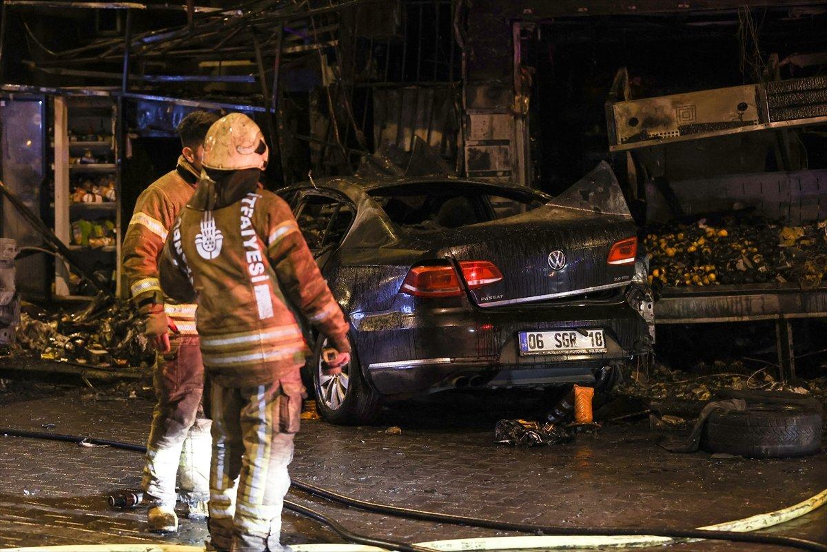 Bahçelievler'de drift yapan otomobil markete girdi