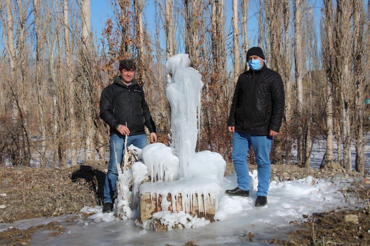 Erzurum'daki çeşmede buzdan heykel oluştu