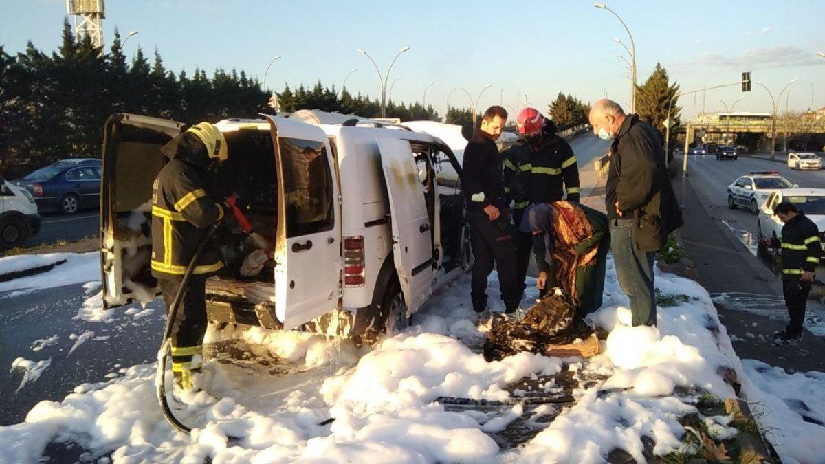 Kocaeli'de yaşlı çiftin ısınmak için klimasını açtıkları araç yandı