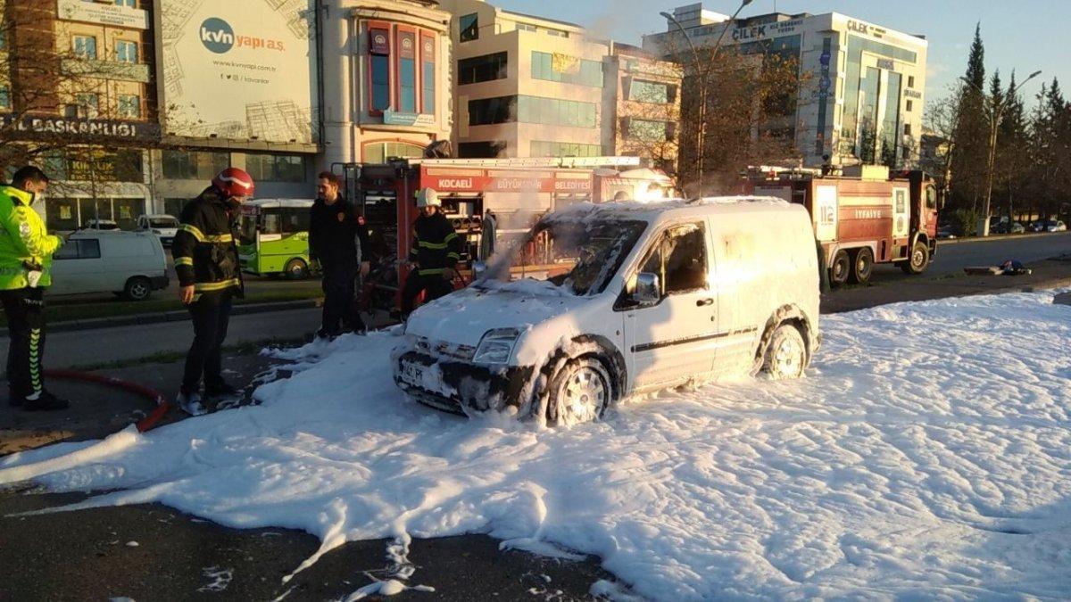 Kocaeli'de yaşlı çiftin ısınmak için klimasını açtıkları araç yandı