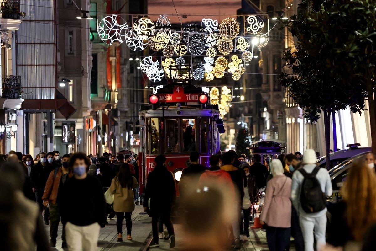 4 günlük yasak öncesi İstiklal Caddesi'nde yoğunluk