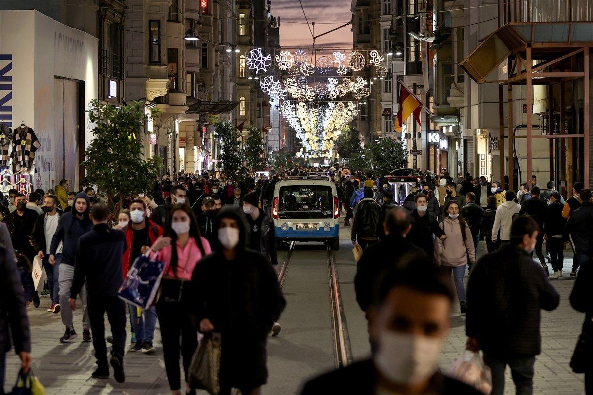 4 günlük yasak öncesi İstiklal Caddesi'nde yoğunluk