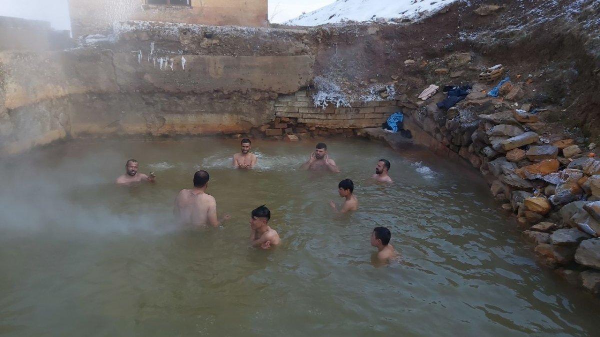Bitlis'te eksi 15 derecede kaplıcaya girdiler