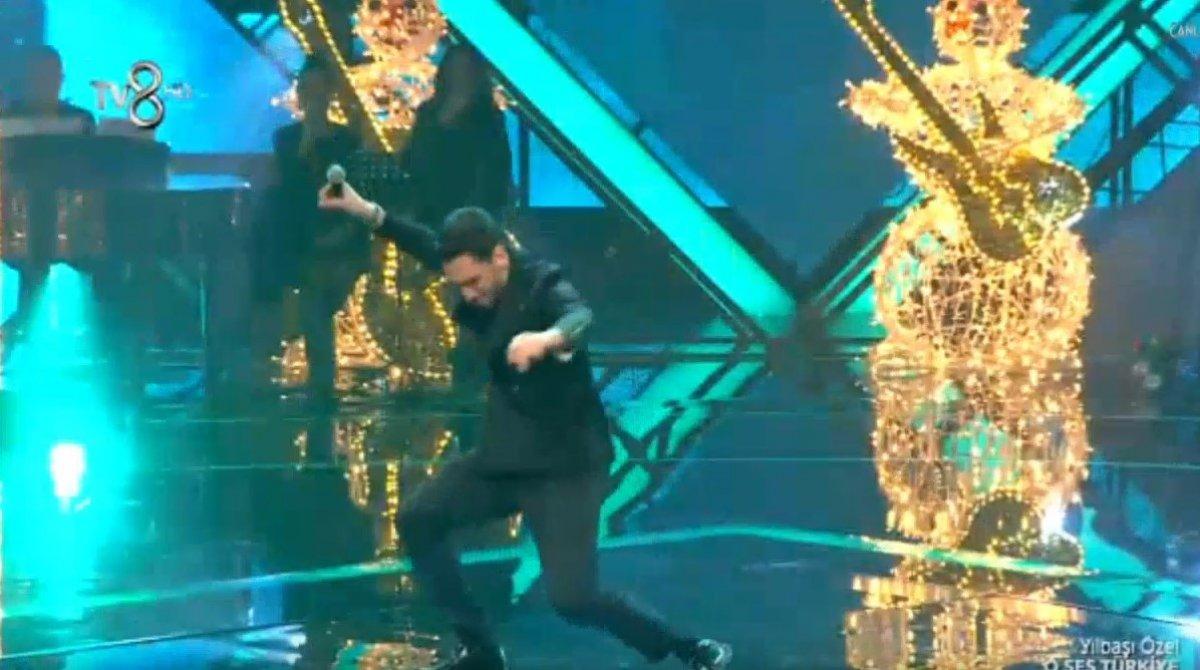 Hakan Çalhanoğlu O Ses Türkiye'de şarkı söyledi