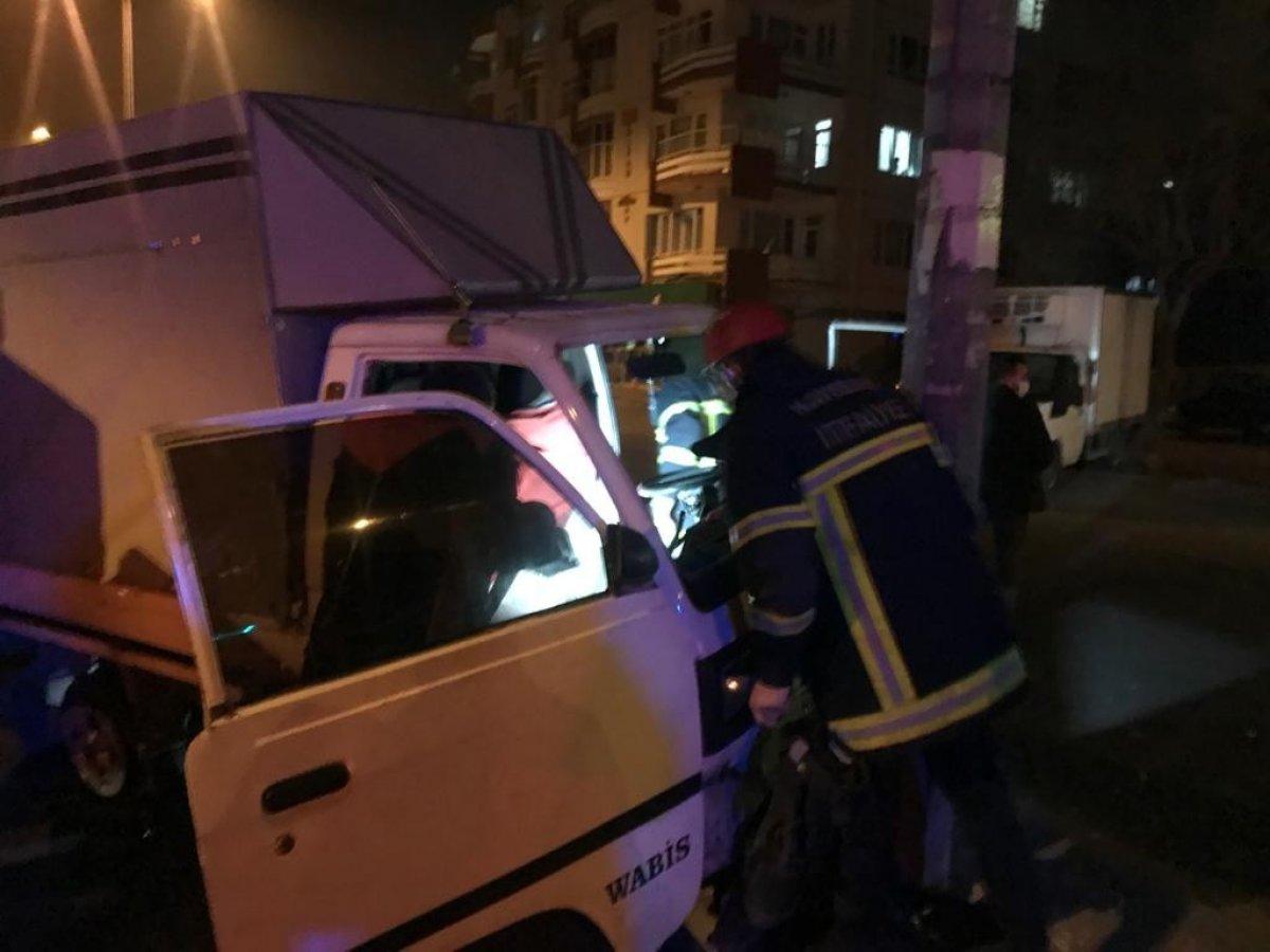 Kayseri'de şoför boş yolda direğe çarptı