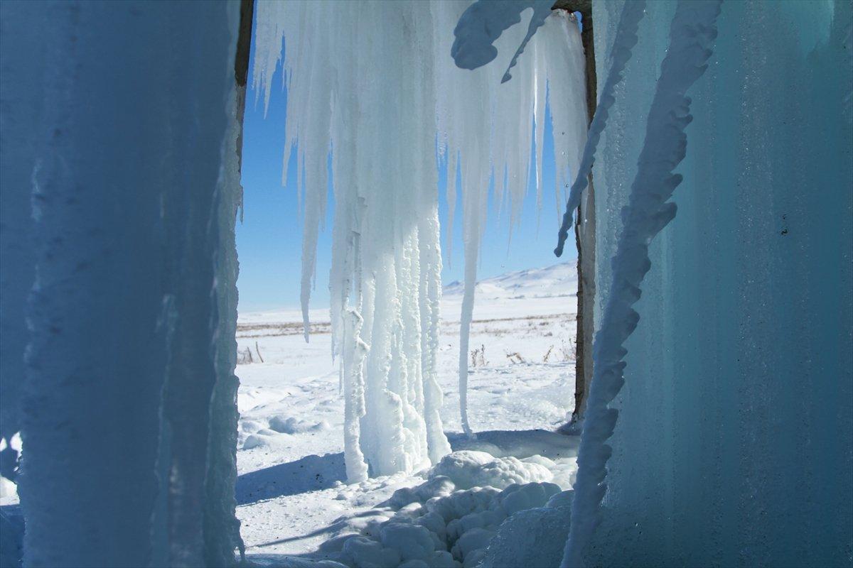 Van'da su deposu dondu