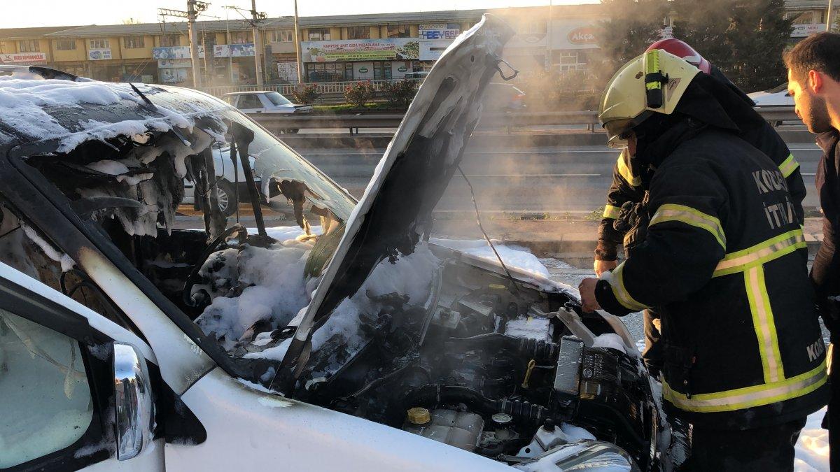 Kocaeli'de yaşlı çiftin ısınmak için klimasını açtıkları araç yandı