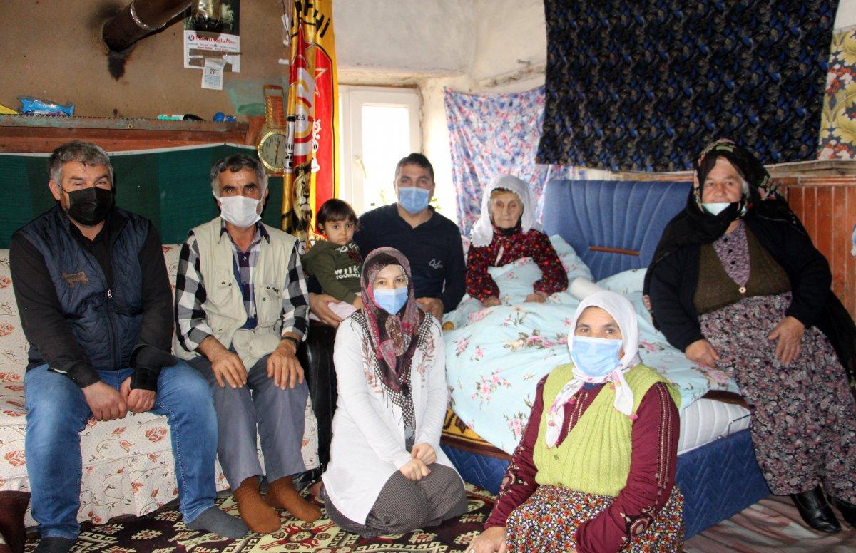 Isparta'da yaşayan 101 yaşındaki Emine Aksoy, koronayı yendi