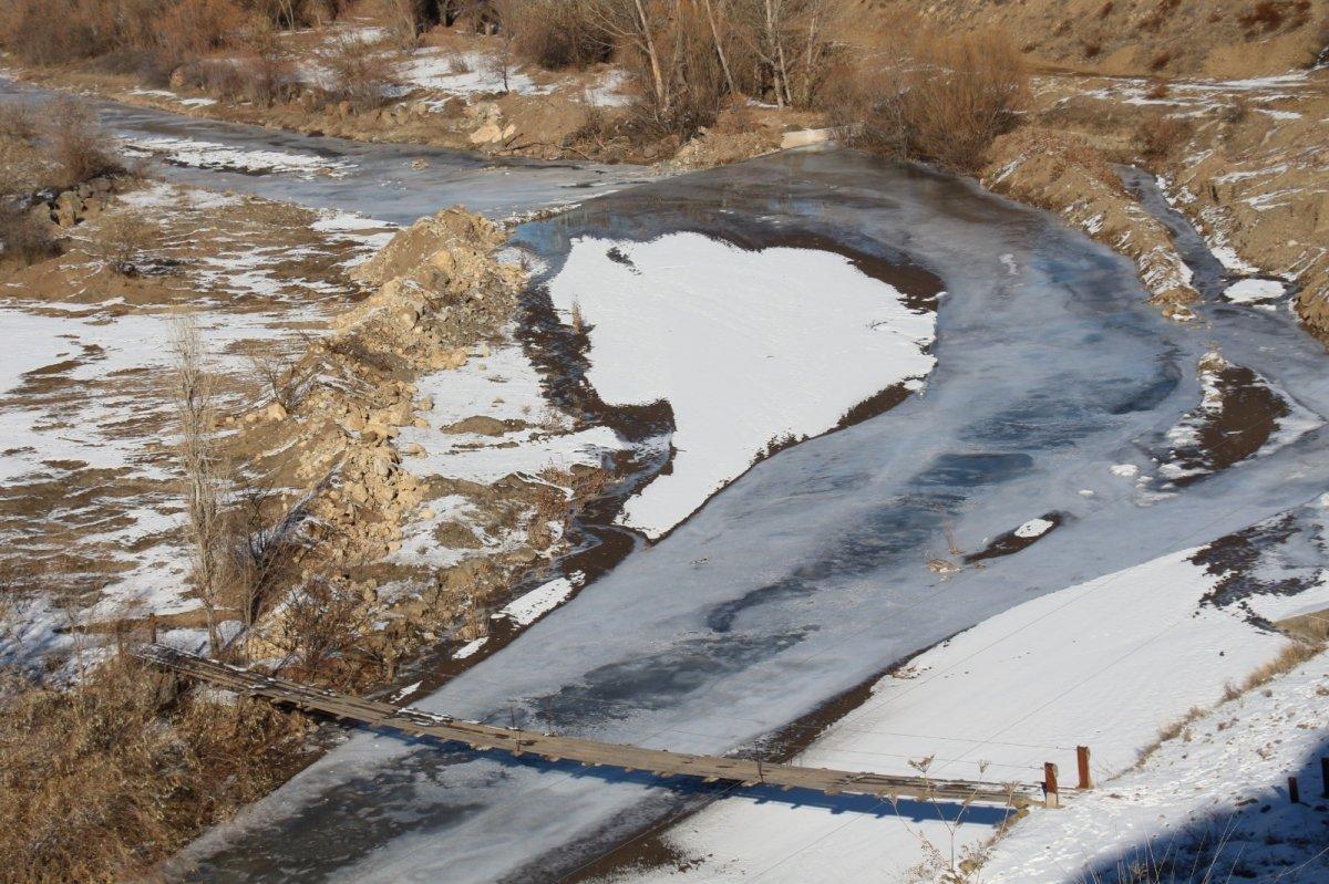 Erzurum'daki çeşmede buzdan heykel oluştu