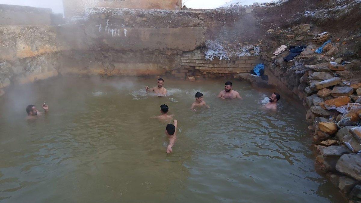 Bitlis'te eksi 15 derecede kaplıcaya girdiler
