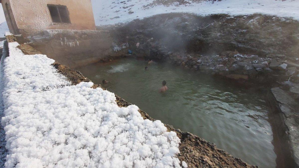 Bitlis'te eksi 15 derecede kaplıcaya girdiler