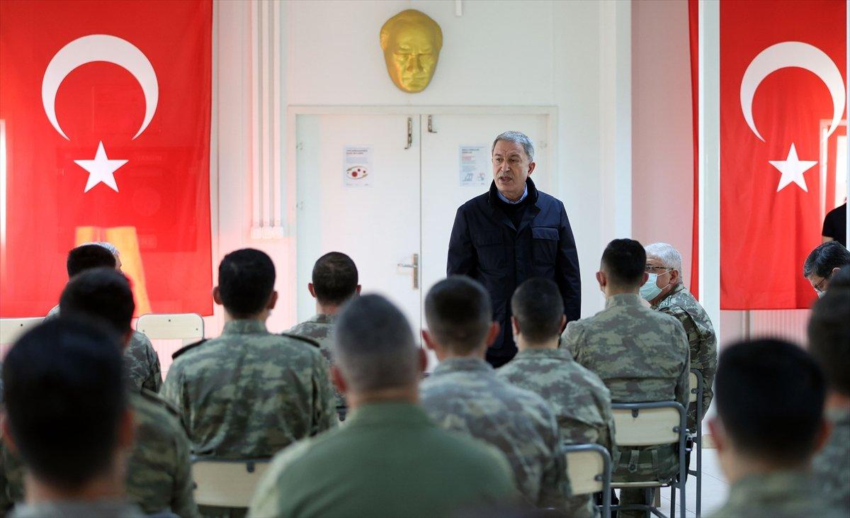 Hulusi Akar ve TSK komuta kademesi sınır hattında