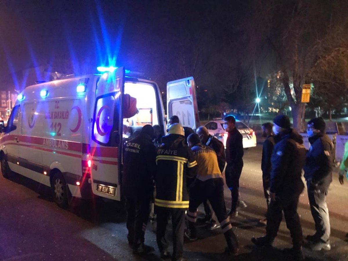 Kayseri'de şoför boş yolda direğe çarptı