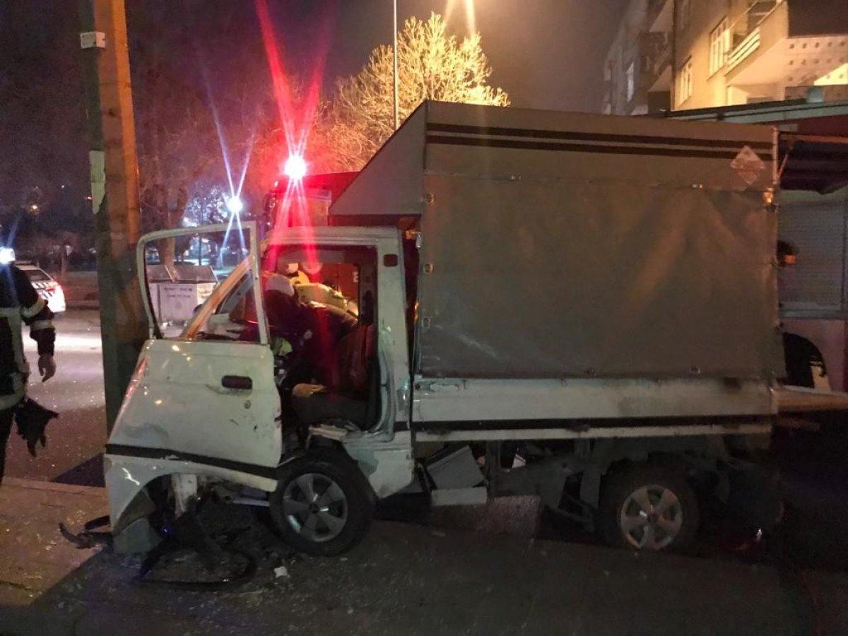 Kayseri'de şoför boş yolda direğe çarptı