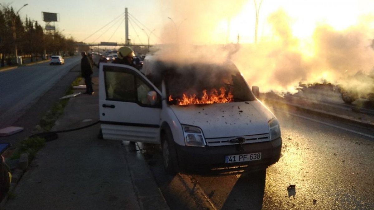 Kocaeli'de yaşlı çiftin ısınmak için klimasını açtıkları araç yandı